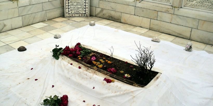 Aurangzeb’s Tomb Sparks Rift in Mahayuti Alliance