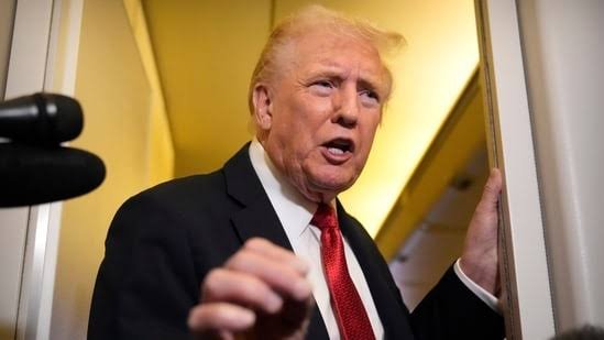 अमेरिका के राष्ट्रपति डोनाल्ड ट्रंप (Donald Trump) ने व्हाइट हाउस में दीपावली मनाई. दीपावली के मौके पर व्हाइट हाउस में एक खास कार्यक्रम का आयोजन किया गया, जिसकी उन्होंने मेजबानी की. राष्ट्रपति ट्रंप (Donald Trump) ने पीएम मोदी (PM Modi) को फोन पर दीपावली की बधाई दी. पीएम मोदी का एक्स पोस्ट पीएम मोदी (PM Modi) ने सोशल मीडिया प्लेटफॉर्म एक्स पर राष्ट्रपति ट्रंप (Donald Trump) के साथ बातचीत की जानकारी दी और उन्हें धन्यवाद कहा. पीएम मोदी (PM Modi) ने लिखा, “राष्ट्रपति ट्रंप, आपके फोन कॉल और दीपावली की हार्दिक शुभकामनाओं के लिए धन्यवाद. प्रकाश के इस पर्व पर, हमारे दो महान लोकतंत्र विश्व को आशा की किरण दिखाते रहें और आतंकवाद के सभी रूपों के विरुद्ध एकजुट रहें.” Thank you, President Trump, for your phone call and warm Diwali greetings. On this festival of lights, may our two great democracies continue to illuminate the world with hope and stand united against terrorism in all its forms. राष्ट्रपति ट्रंप ने क्या कहा वहीं मीडिया से बात करते हुए, ट्रंप (Donald Trump) ने दावा किया कि उन्होंने मंगलवार को पीएम मोदी से बात की थी और कहा, “मैंने आज ही प्रधानमंत्री मोदी से बात की. हमारी बातचीत बहुत अच्छी रही. हमने व्यापार के बारे में बात की. हमने कई चीजों पर बात की, लेकिन ज्यादातर व्यापार जगत के बारे में. उनकी इसमें बहुत रुचि है.” राष्ट्रपति ट्रंप का दावा राष्ट्रपति ट्रंप (Donald Trump) ने एक बार फिर से कहा कि उन्हें आश्वासन दिया गया है कि भारत रूस से ज्यादा तेल नहीं खरीदेगा. उन्होंने कहा, “हमारे बीच बहुत अच्छे संबंध हैं, और वह रूस से ज्यादा तेल नहीं खरीदने वाले हैं. वह रूस और यूक्रेन के युद्ध को खत्म होते देखना चाहते हैं.