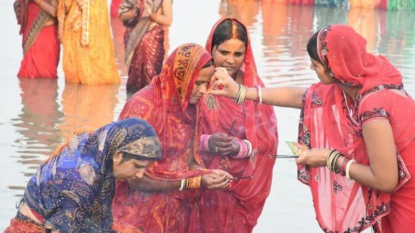 छठ पर ‘मोन्था’ का साया! अचानक बारिश और तेज ठंड का हमला, बिहार समेत कई राज्यों में अलर्ट