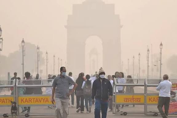 देशभर में बारिश अब लगभग थम चुकी है, लेकिन मौसम की कहानी यहीं खत्म नहीं हुई. उत्तर भारत के हिमाचल प्रदेश और उत्तराखंड जैसे राज्यों में सुबह और शाम की ठंड धीरे-धीरे बढ़ती जा रही है. कहीं हल्की ठंडी हवाओं का मज़ा लिया जा सकता है, तो कहीं ऊंचाई वाले इलाकों में हल्की बर्फबारी या बारिश के आसार भी हैं. मौसम विभाग की चेतावनी के अनुसार, अगले दो दिनों तक दक्षिण भारत के कुछ हिस्सों में भारी बारिश की संभावना बनी हुई है. खासकर बंगाल की खाड़ी के दक्षिण-पश्चिम में बना निम्न दबाव का क्षेत्र धीरे-धीरे उत्तर-पश्चिम की ओर बढ़ रहा है, जिससे पूरे देश के मौसम पर असर पड़ रहा है. दिल्ली-NCR में बढ़ सकता है प्रदूषण दिल्ली-एनसीआर में दिवाली के बाद वायु प्रदूषण ने लोगों की परेशानी बढ़ा दी है. मौसम विभाग की रिपोर्ट के मुताबिक, हवा की दिशा अब पूर्व से पश्चिम की ओर हो गई है, लेकिन इसकी गति अभी भी काफी धीमी बनी हुई है. रात के समय हवा लगभग ठहरी रहती है और दिन में भी इसकी गति केवल 5-7 किमी प्रति घंटे तक ही रहती है. अगले चार दिनों तक राजधानी में मौसम शुष्क रहेगा. दिन का तापमान 32–34°C और रात का तापमान 19–21°C के बीच रहने की संभावना है. सुबह हल्का कोहरा छा सकता है, लेकिन दिन भर आसमान साफ रहेगा. मौसम विशेषज्ञों का कहना है कि इसी धीमी हवा की वजह से प्रदूषण स्तर बढ़ सकता है, इसलिए लोग सावधानी बरतें. यूपी और बिहार में मौसम हुआ शुष्क उत्तर प्रदेश में अगले दो दिन हल्की से मध्यम बारिश की संभावना जताई गई है, लेकिन अधिकांश हिस्सों में मौसम शुष्क रहेगा. दिन का तापमान सामान्य रहेगा, जबकि रात का तापमान हल्का ठंडा हो सकता है. सुबह के समय हल्का कोहरा देखने को मिल सकता है. बिहार में भी मौसम ज्यादा बदलने वाला नहीं है. कुछ जगहों पर सुबह के समय घना कोहरा रहने के आसार हैं, खासकर पूर्वी जिलों में. दिन का तापमान सामान्य रहेगा, लेकिन रातें ठंडी लग सकती हैं. पहाड़ी इलाकों में मौसम का हाल हिमाचल प्रदेश के ऊंचाई वाले इलाकों में हल्की बारिश या बर्फबारी हो सकती है. वहीं बिजली और आंधी की संभावना भी बनी हुई है. 23 से 25 अक्टूबर तक मौसम सामान्य रहेगा. अधिकतम तापमान 18–22°C और न्यूनतम 8–12°C के बीच रहेगा. उत्तराखंड के पर्वतीय इलाकों में हल्की बारिश की संभावना है, जबकि मैदानी हिस्सों में मौसम शुष्क रहेगा. देहरादून सहित कई शहरों में अधिकतम और न्यूनतम तापमान सामान्य से तीन-चार डिग्री ऊपर बना हुआ है. तेज धूप और शुष्क मौसम के कारण तापमान में कुछ बढ़ोतरी भी देखने को मिल रही है.