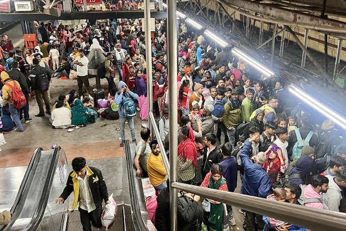 पश्चिम बंगाल के बर्धमान स्टेशन पर भगदड़, प्लेटफॉर्म पर ट्रेन पकड़ने के लिए दौड़ रहे थे यात्री, 10-12 लोग घायल