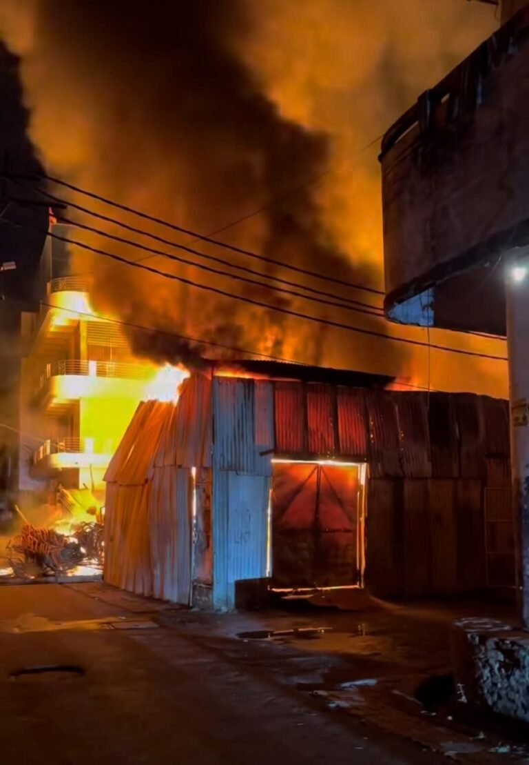 प्रयागराज के कीडगंज में लल्लू टेंट गोदाम में लगी भीषण आग, लाखों रुपये का सामान जलकर हुआ राख