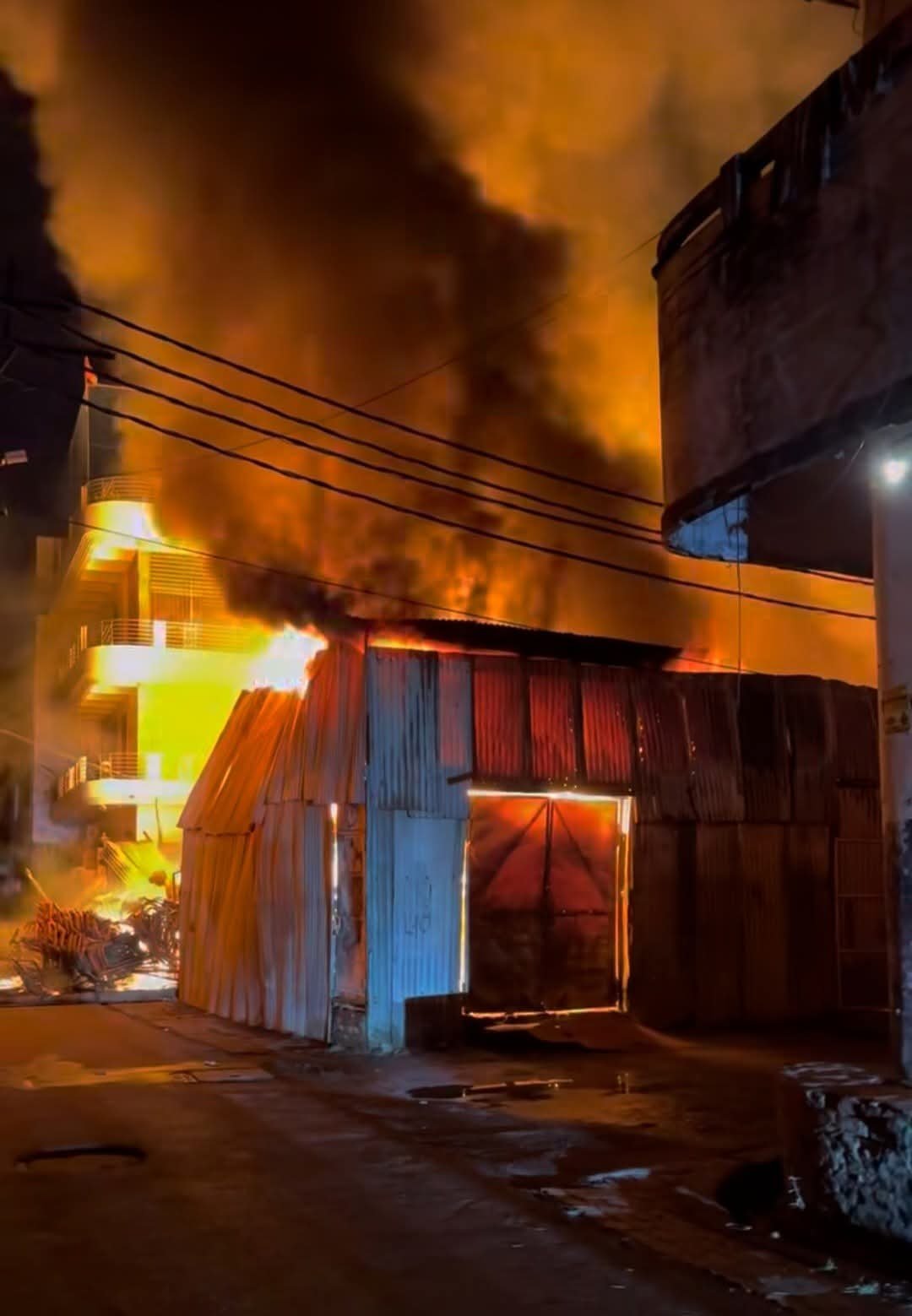 प्रयागराज के कीडगंज में लल्लू टेंट गोदाम में लगी भीषण आग, लाखों रुपये का सामान जलकर हुआ राख