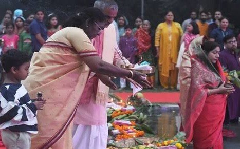 देश में छठ महापर्व पूरे हर्षोल्लास के साथ मनाया जा रहा है. सोमवार को छठ पूजा का तीसरा दिन है. इस क्रम में राष्ट्रपति द्रौपदी मुर्मू ने राष्ट्रपति भवन में छठ पूजा समारोह में भाग लिया, जहां श्रद्धालुओं ने डूबते सूर्य को अर्घ्य दिया. राष्ट्रपति ने सभी नागरिकों की खुशहाली और समृद्धि की प्रार्थना की. इससे पहले राष्ट्रपति द्रौपदी मुर्मू (President Droupadi Murmu) ने सोशल मीडिया प्लेटफॉर्म ‘एक्स’ पर लिखा कि महापर्व छठ पूजा के पावन अवसर पर मैं सभी देशवासियों को हार्दिक बधाई देती हूं. यह त्योहार सूर्य देव और छठी मैया की उपासना करने और मां प्रकृति के प्रति कृतज्ञता व्यक्त करने का अवसर है. मेरी मंगलकामना है कि यह पर्व सभी के जीवन में सुख-समृद्धि का संचार करे तथा हमें पर्यावरण संरक्षण के लिए प्रेरित करे. प्रधानमंत्री और गृह मंत्री ने दी शुभकामनाएं इससे पहले प्रधानमंत्री नरेंद्र मोदी और केंद्रीय गृह मंत्री अमित शाह ने भी देशवासियों को छठ महापर्व की शुभकामनाएं दीं. प्रधानमंत्री ने एक्स पर लिखा कि देशभर के अपने परिवारजनों को महापर्व छठ के संध्या अर्घ्य की अनंत शुभकामनाएं. इस पावन अवसर पर अस्ताचलगामी सूर्य को अर्घ्य अर्पित करने की हमारी परंपरा बहुत विशिष्ट है. सूर्यदेव की कृपा से सबका कल्याण हो, सबको जीवन में सुख-संपदा और सफलता की प्राप्ति हो, यही कामना है. जय छठी मईया. केंद्रीय गृह मंत्री अमित शाह ने आधिकारिक ‘एक्स’ पोस्ट के जरिए शुभकामनाएं देते हुए लिखा, “छठ महापर्व की हार्दिक शुभकामनाएं! उमंग, उत्साह और उल्लास से भरा यह महापर्व आप सभी के जीवन में नई ऊर्जा और समृद्धि का संचार करे. छठी मईया की कृपा सभी पर बनी रहे. जय छठी मईया.” भारतीय जनता पार्टी के राष्ट्रीय अध्यक्ष जगत प्रकाश नड्डा ने आधिकारिक ‘एक्स’ संदेश में कहा, “लोक आस्था और भगवान भास्कर के प्रति अगाध श्रद्धा को समर्पित छठ महापर्व की आप सभी को कोटिश बधाई एवं शुभकामनाएं देता हूं. यह पर्व आस्था, लोक संस्कृति, समर्पण और त्याग का अद्भुत संगम है, जो सूर्य देवता और प्रकृति के प्रति मानव के सबसे पवित्र संबंध को दर्शाता है. छठ का प्रत्येक अर्घ्य जीवन में प्रकाश, सत्य और संतुलन का संदेश देता है. मैं छठी मईया और भगवान सूर्य से प्रार्थना करता हूं कि वे सभी के जीवन को सुख-समृद्धि, आरोग्य और मंगलमय आशीर्वाद से परिपूर्ण करें. जय छठी मईया!