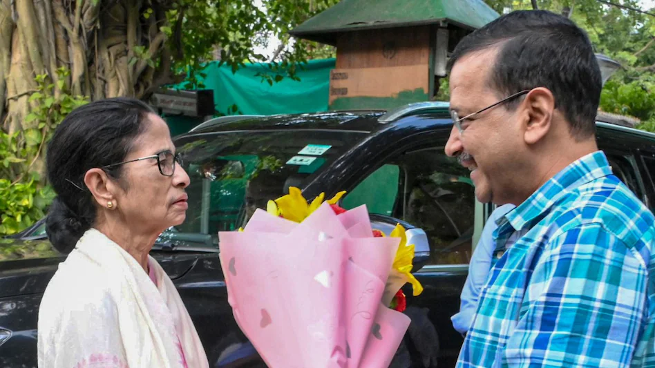 INDIA गठबंधन की बैठक से पहले दिल्ली में ममता बनर्जी और अरविंद केजरीवाल की मुलाकात।