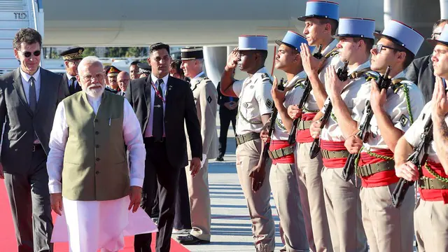 यूरोप दौरे के दौरान G7 एजेंडे पर चर्चा करते प्रधानमंत्री नरेंद्र मोदी