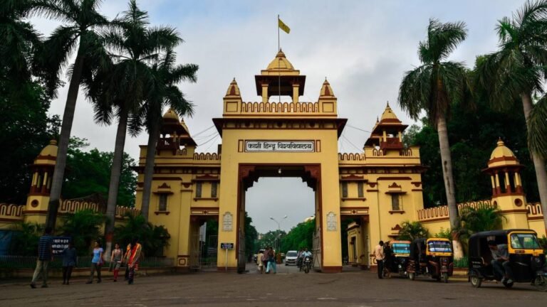 BHU में स्नातक प्रवेश पंजीकरण जारी, प्रतियोगी परीक्षाओं की तैयारी में भी जुटे छात्र