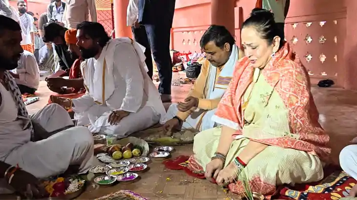 पितृपक्ष में गया पहुंचीं स्मिता ठाकरे, बालासाहेब ठाकरे की तस्वीर के साथ किया पिंडदान