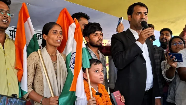 हाथों में संविधान लेकर माता-पिता के लिए न्याय मांग रहे 6 वर्षीय आदित्य; Pappu Yadav के आश्वासन पर खत्म किया धरना