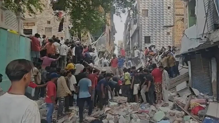 दिल्ली के सीमापुरी में इमारत ढही, 4 की मौत; कई घायल, मलबे में दबे लोगों की तलाश जारी